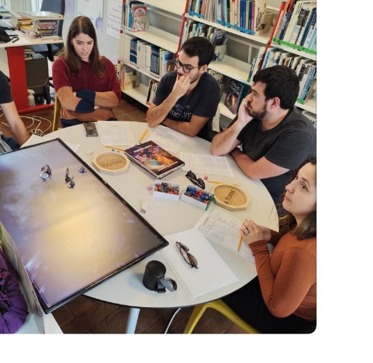 Sessão de jogo de tabuleiro na biblioteca