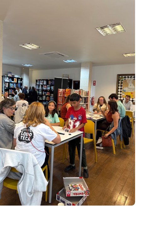 Sessão de ludoteca comunitária com jovens e famílias